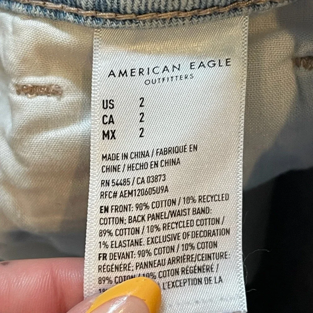 American Eagle Strigid Mom Shorts Light Wash Distressed Denim Size 2‎ High Rise